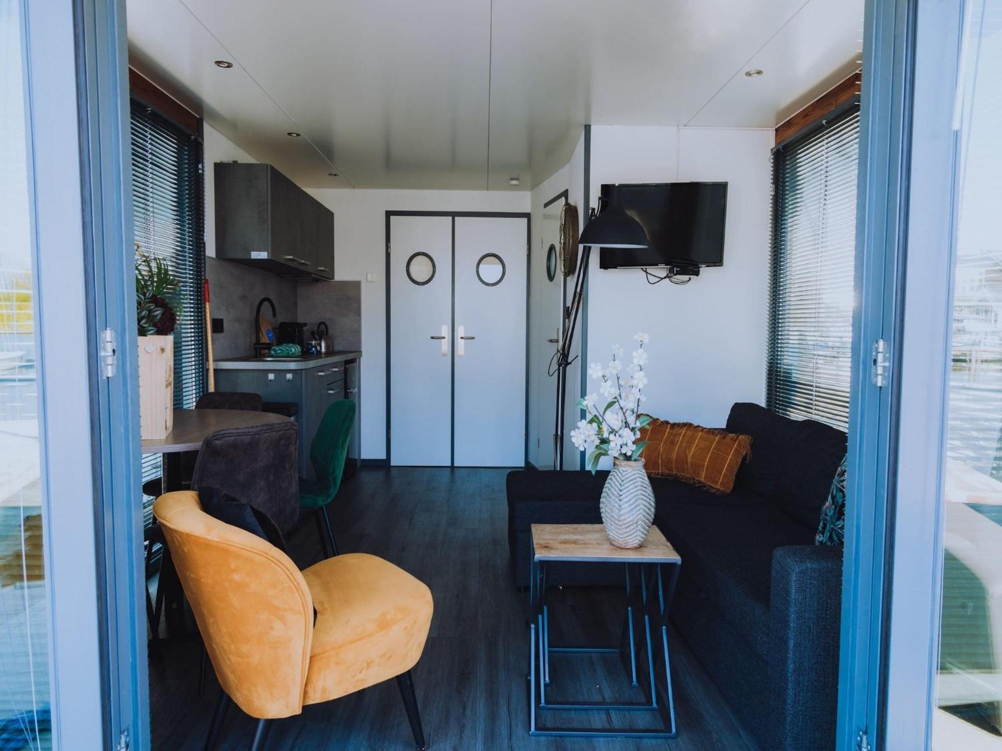 Modern Houseboat With Air Conditioning Located In Marina Uitgeest エクステリア 写真