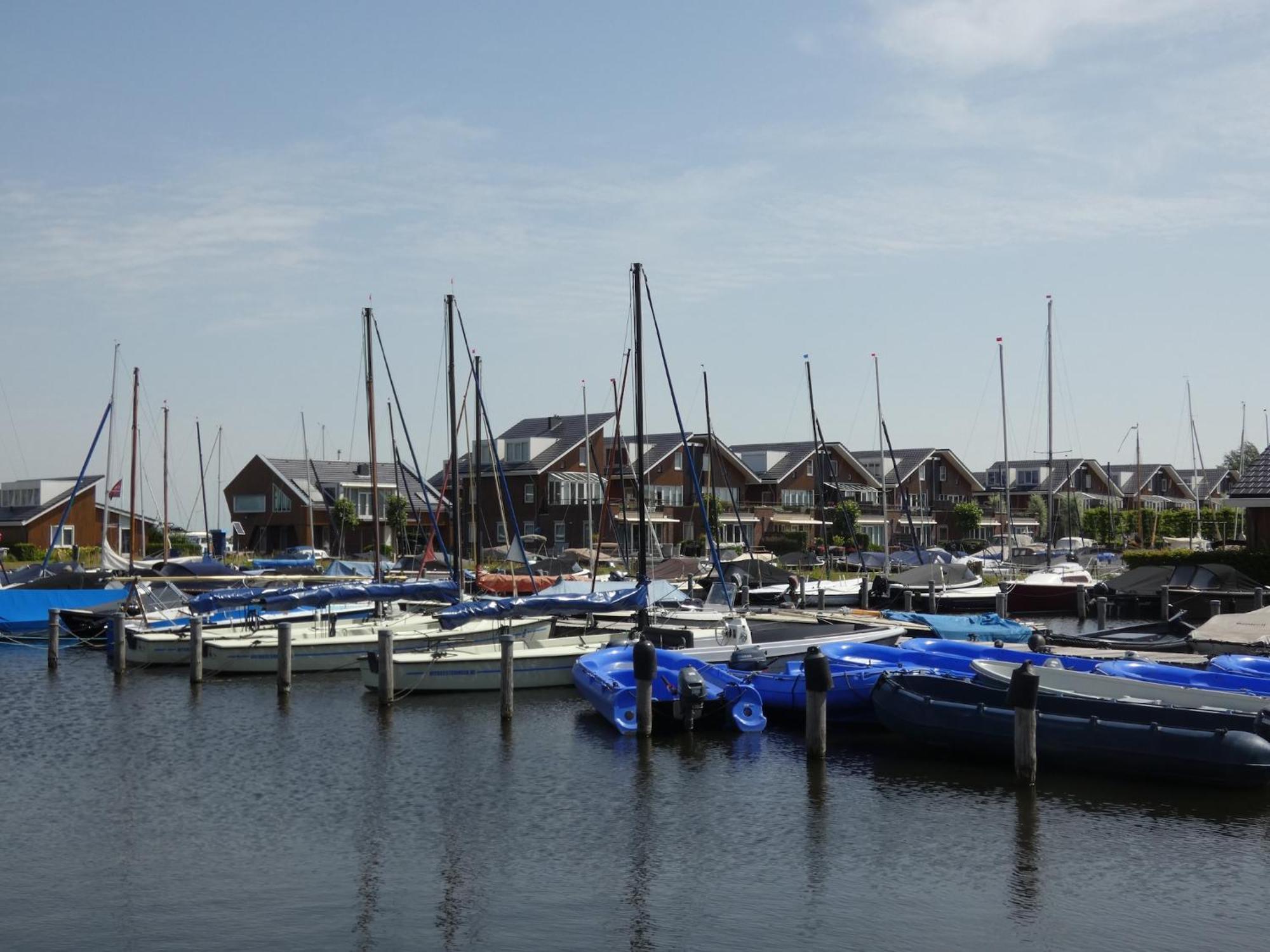 Modern Houseboat With Air Conditioning Located In Marina Uitgeest エクステリア 写真
